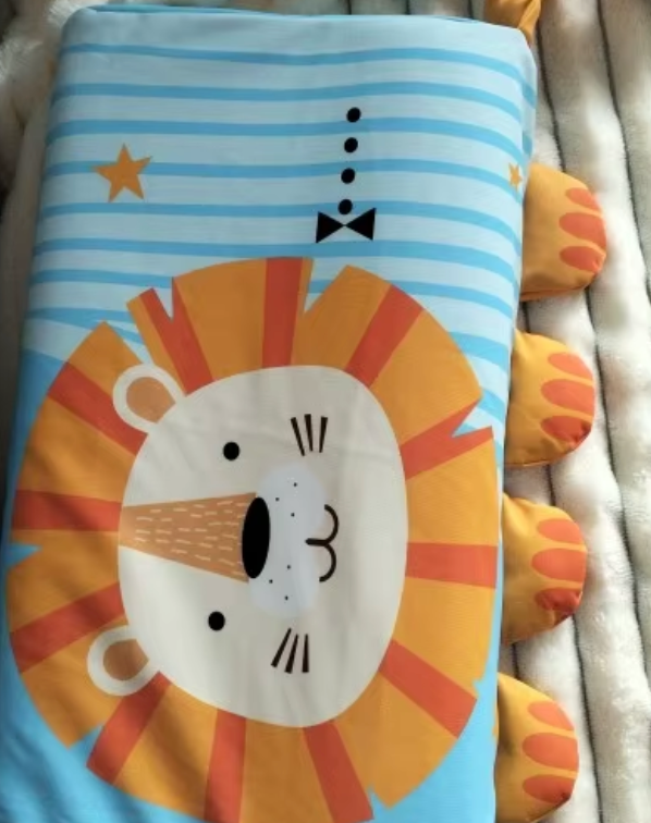 Enfant dormant avec l'oreiller Le P'tit Loup