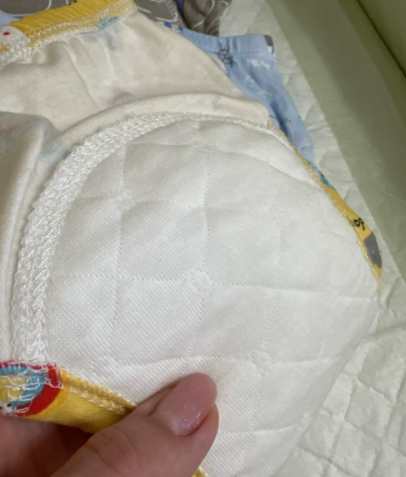 Enfant dormant avec l'oreiller Le P'tit Loup