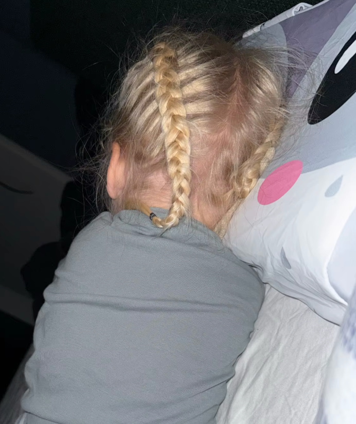 Enfant dormant avec l'oreiller Le P'tit Loup